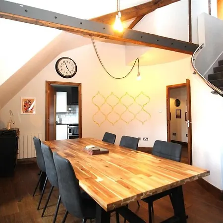 Spacious New-york Style Trendy Penthouse In Centre לידס